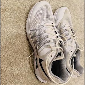 Women’s tennis shoe